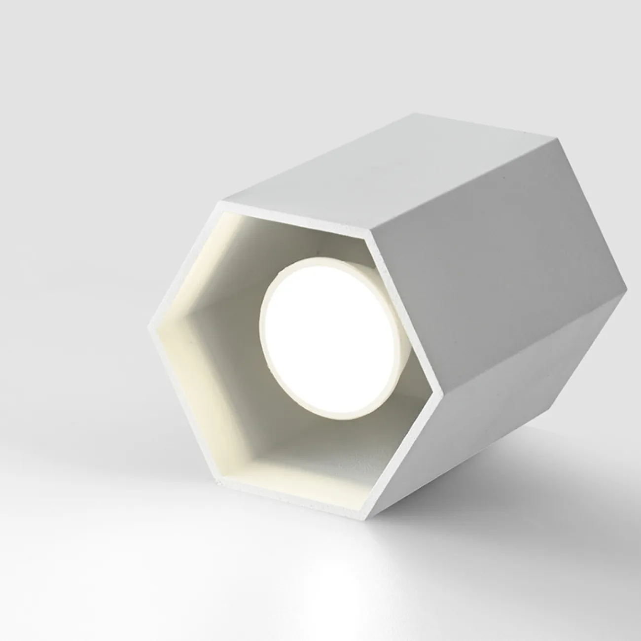 Серия точечных светодиодных светильников с металлическими плафонами в форме шестигранников  CONSOLE L2 White 6000К 15W