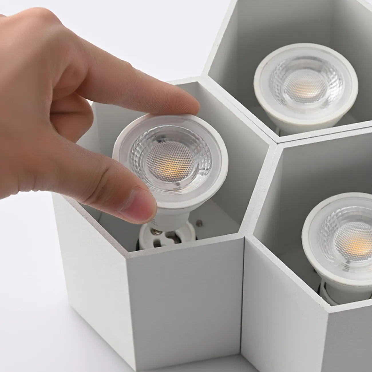 Серия точечных светодиодных светильников с металлическими плафонами в форме шестигранников  CONSOLE L2 White 6000К 15W