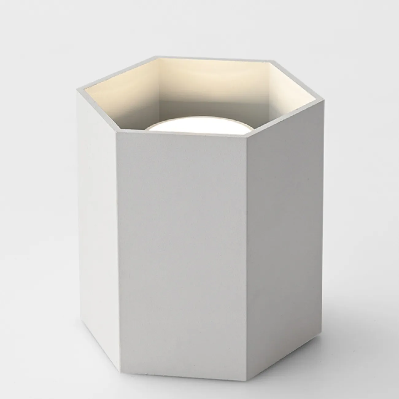 Серия точечных светодиодных светильников с металлическими плафонами в форме шестигранников  CONSOLE L2 White 6000К 15W