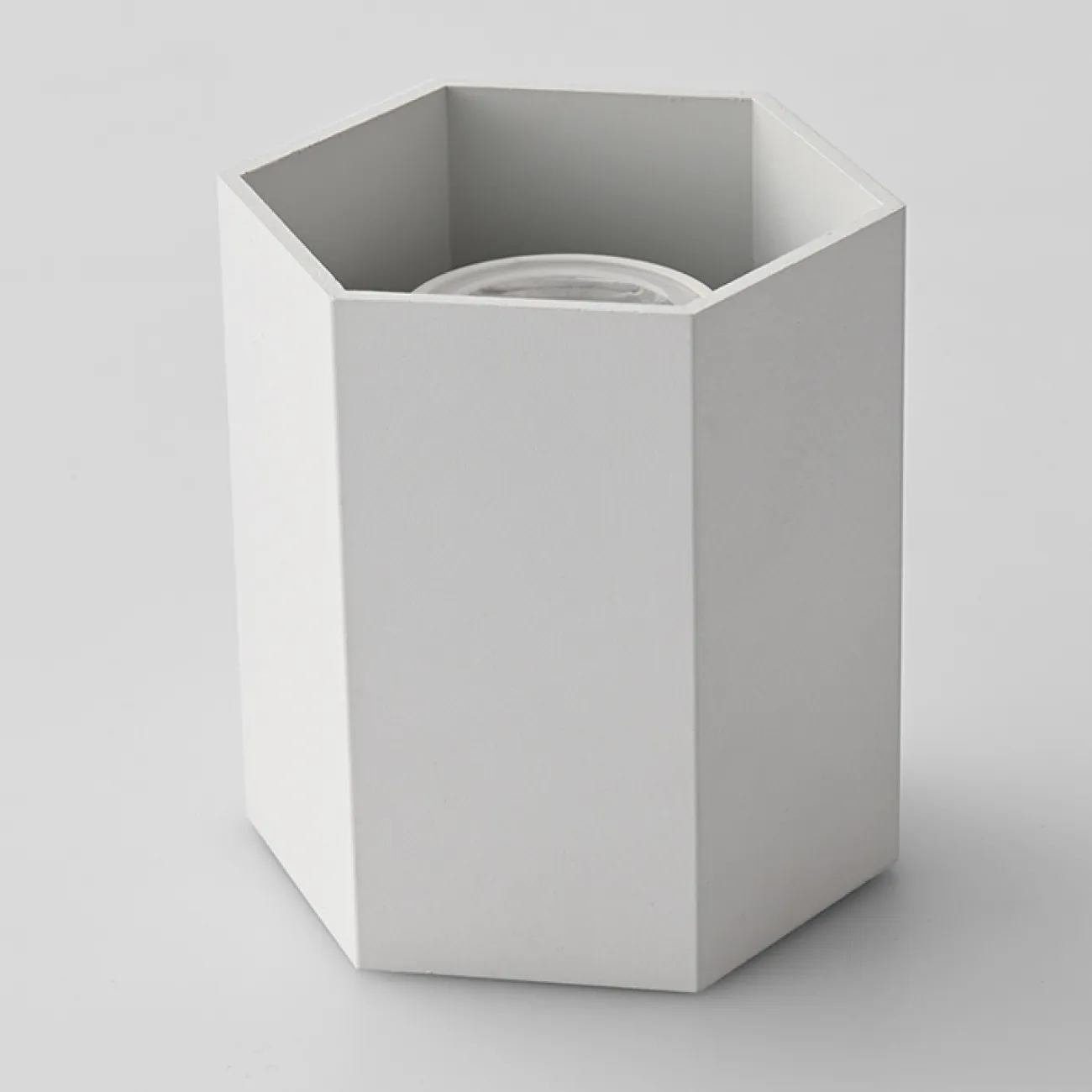 Серия точечных светодиодных светильников с металлическими плафонами в форме шестигранников  CONSOLE L2 White 6000К 15W