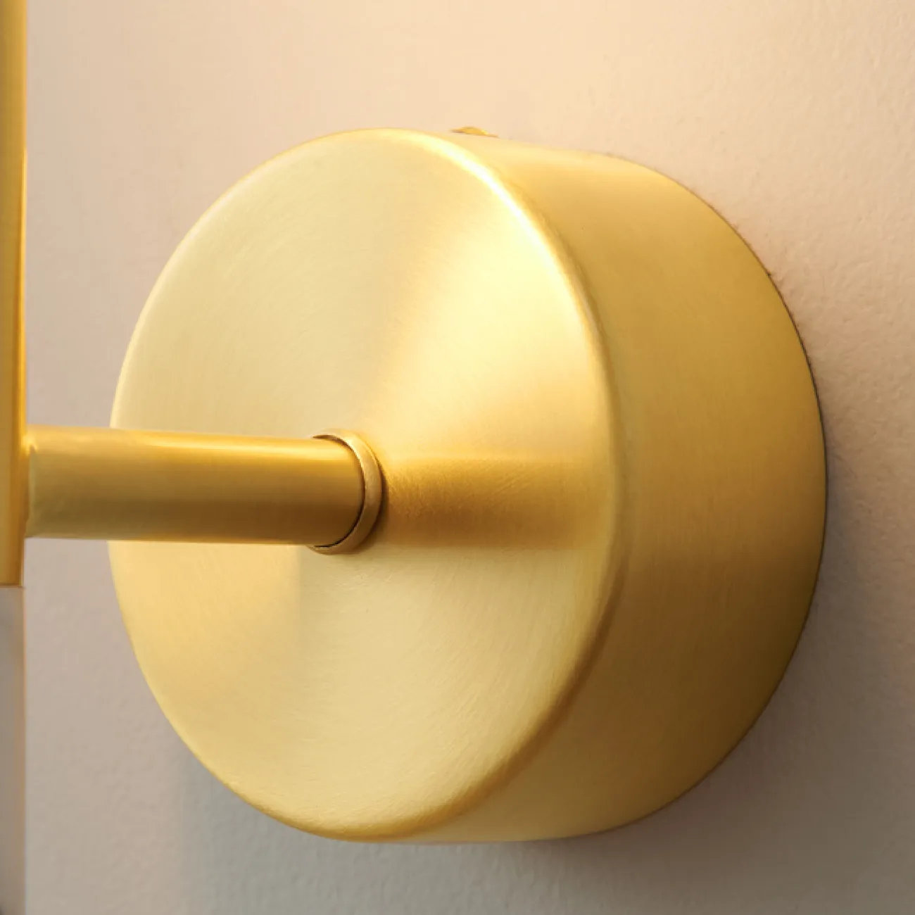 Серия настенных светодиодных светильников с вытянутым цилиндрическим корпусом с отделкой из белого мрамора VELLAMO WALL H63