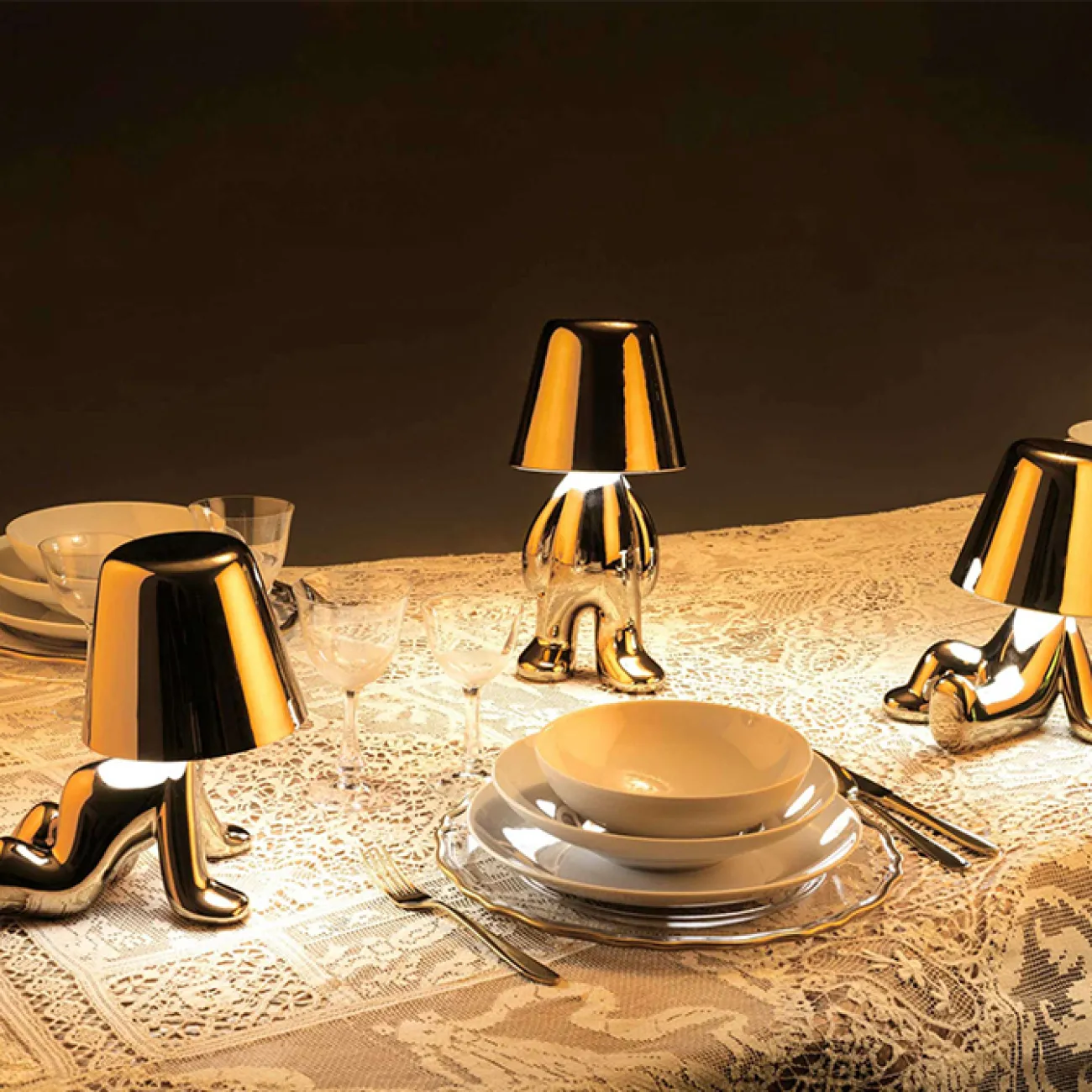 Серия настольных светодиодных ламп для детской с коническими абажурами и основанием в виде человечков в разных позах ELF C