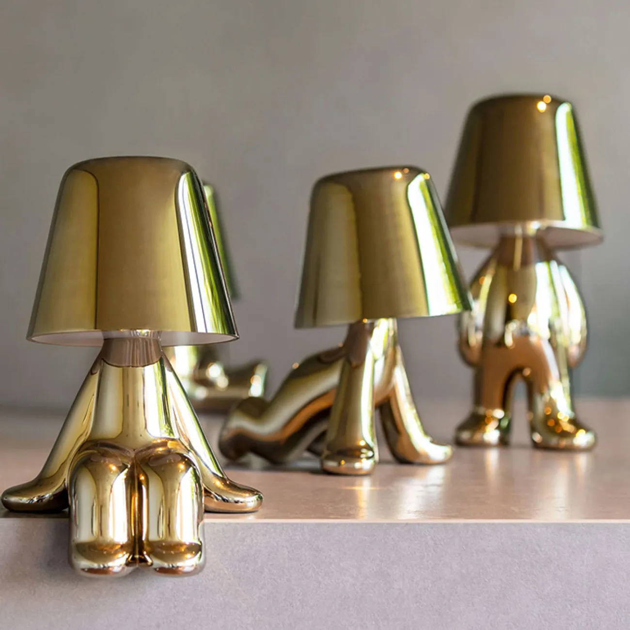 Серия настольных светодиодных ламп для детской с коническими абажурами и основанием в виде человечков в разных позах ELF C