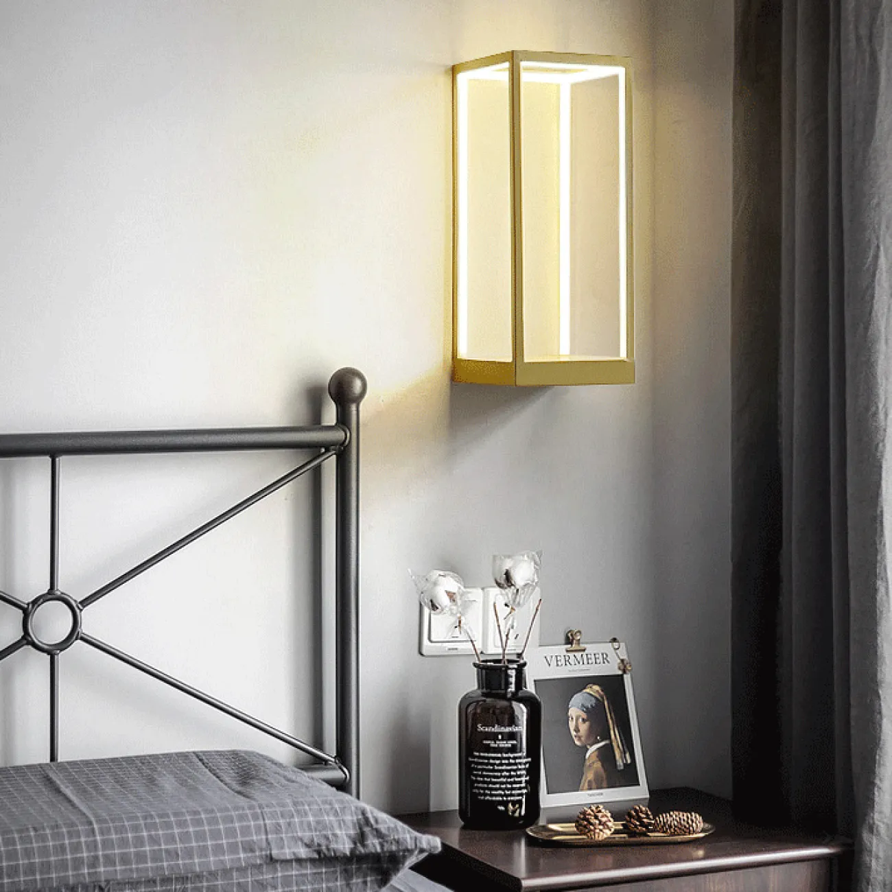 Настенный светильник-полка на прямоугольном каркасе с LED-подсветкой по внутренней стороне корпуса LINEN Brass