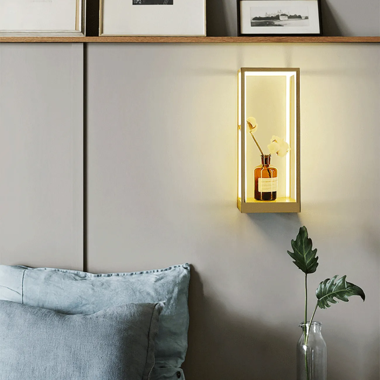 Настенный светильник-полка на прямоугольном каркасе с LED-подсветкой по внутренней стороне корпуса LINEN Brass