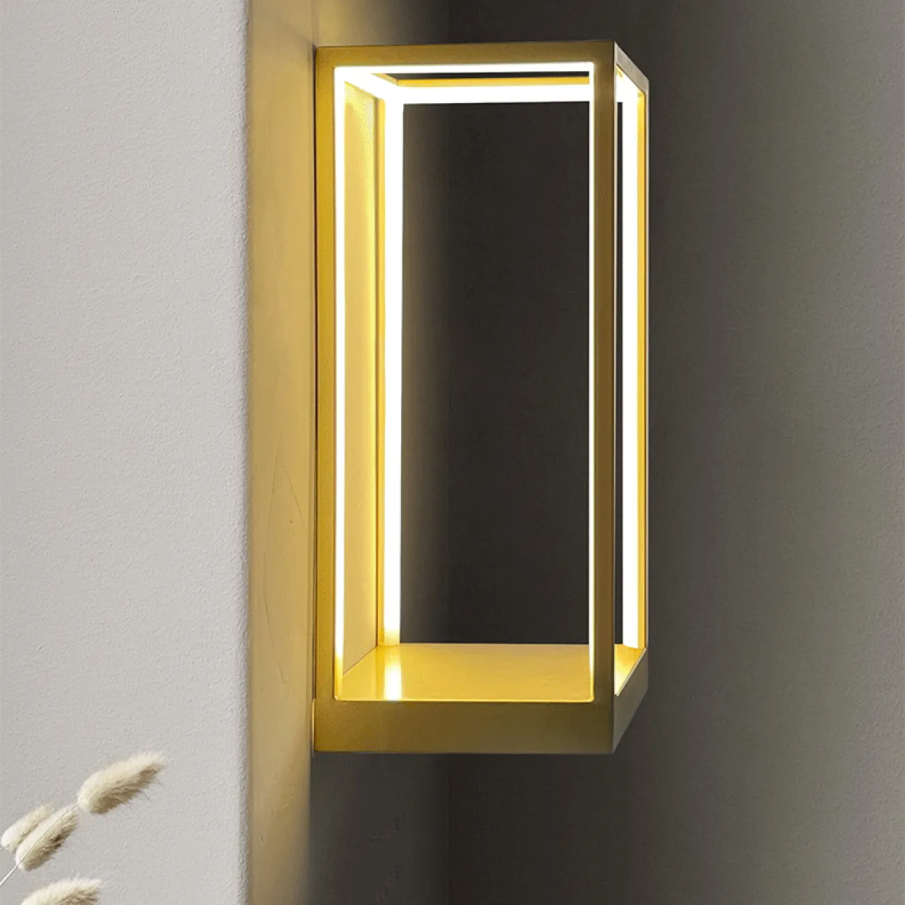 Настенный светильник-полка на прямоугольном каркасе с LED-подсветкой по внутренней стороне корпуса LINEN Brass
