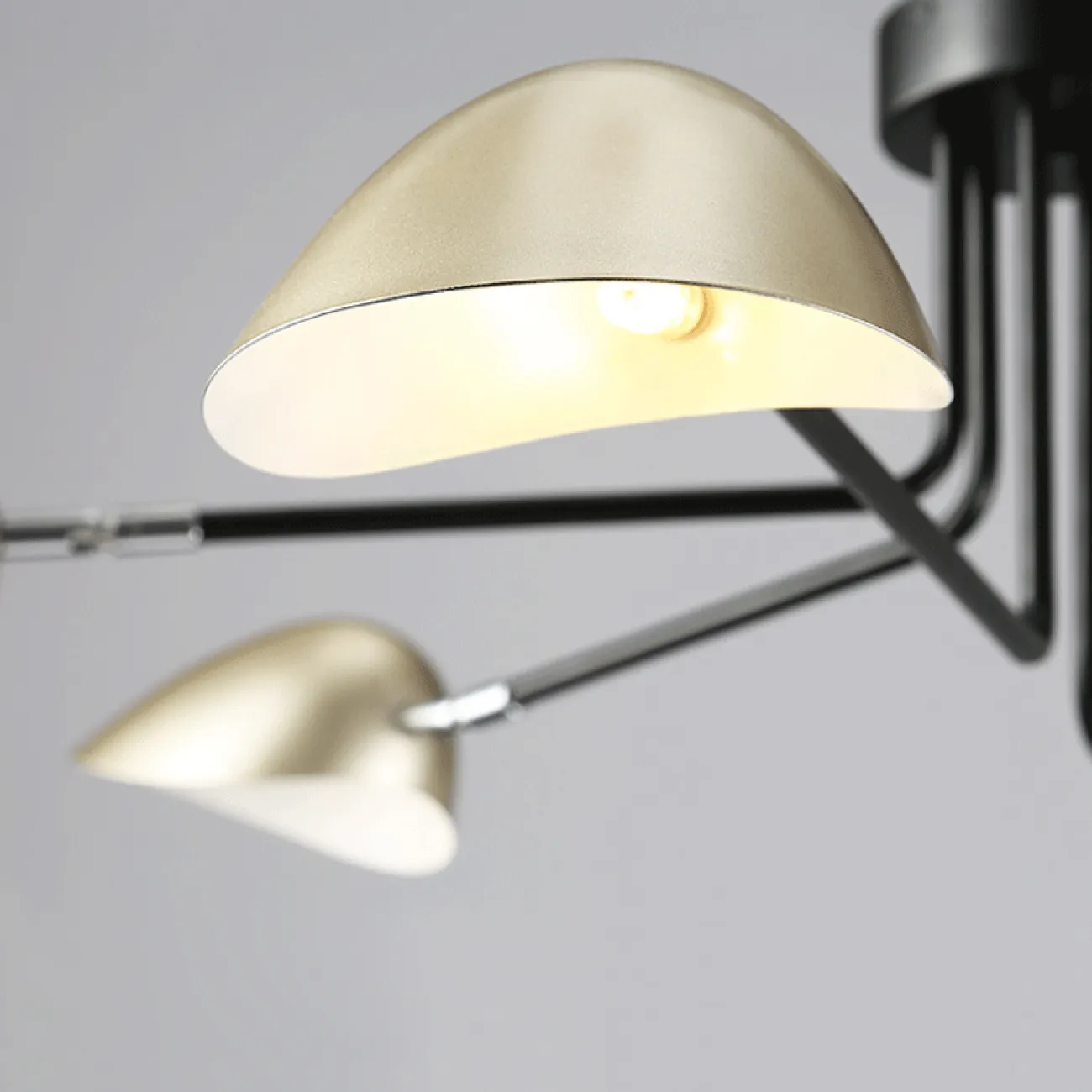 Потолочная люстра в скандинавском стиле с регулировкой наклона плафонов