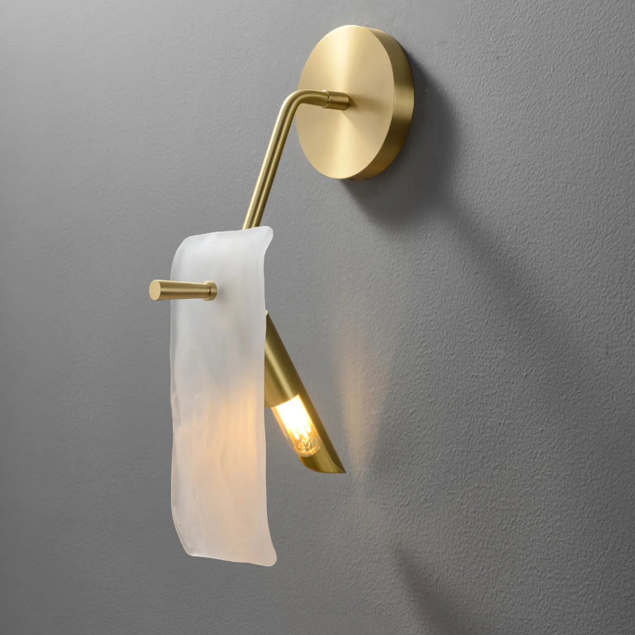 Настенный светильник с прямоугольным рассеивателем из стекла с морозным эффектом на угловом кроншейне HELMAR WALL