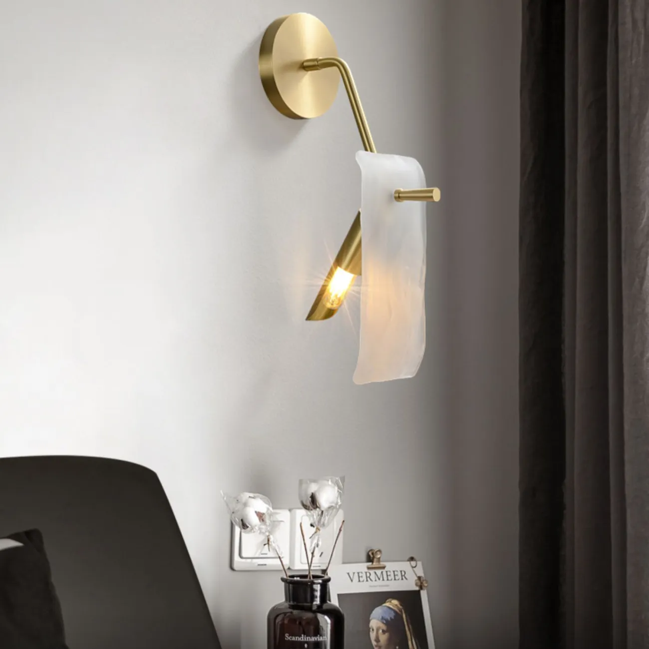 Настенный светильник с прямоугольным рассеивателем из стекла с морозным эффектом на угловом кроншейне HELMAR WALL