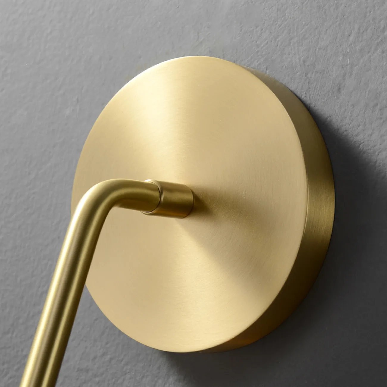 Настенный светильник с прямоугольным рассеивателем из стекла с морозным эффектом на угловом кроншейне HELMAR WALL