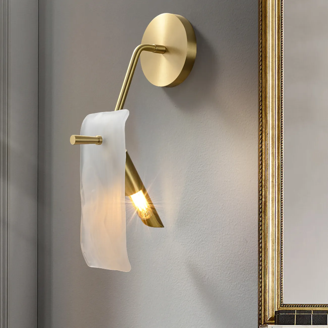 Настенный светильник с прямоугольным рассеивателем из стекла с морозным эффектом на угловом кроншейне HELMAR WALL