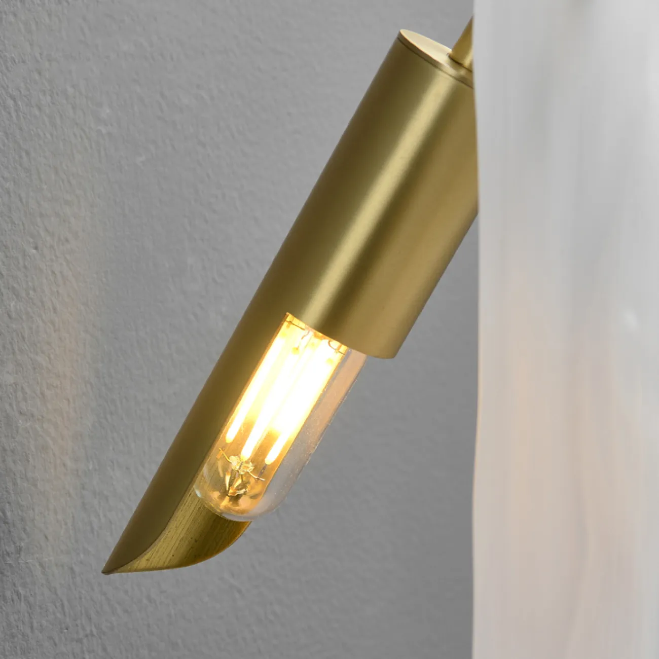 Настенный светильник с прямоугольным рассеивателем из стекла с морозным эффектом на угловом кроншейне HELMAR WALL