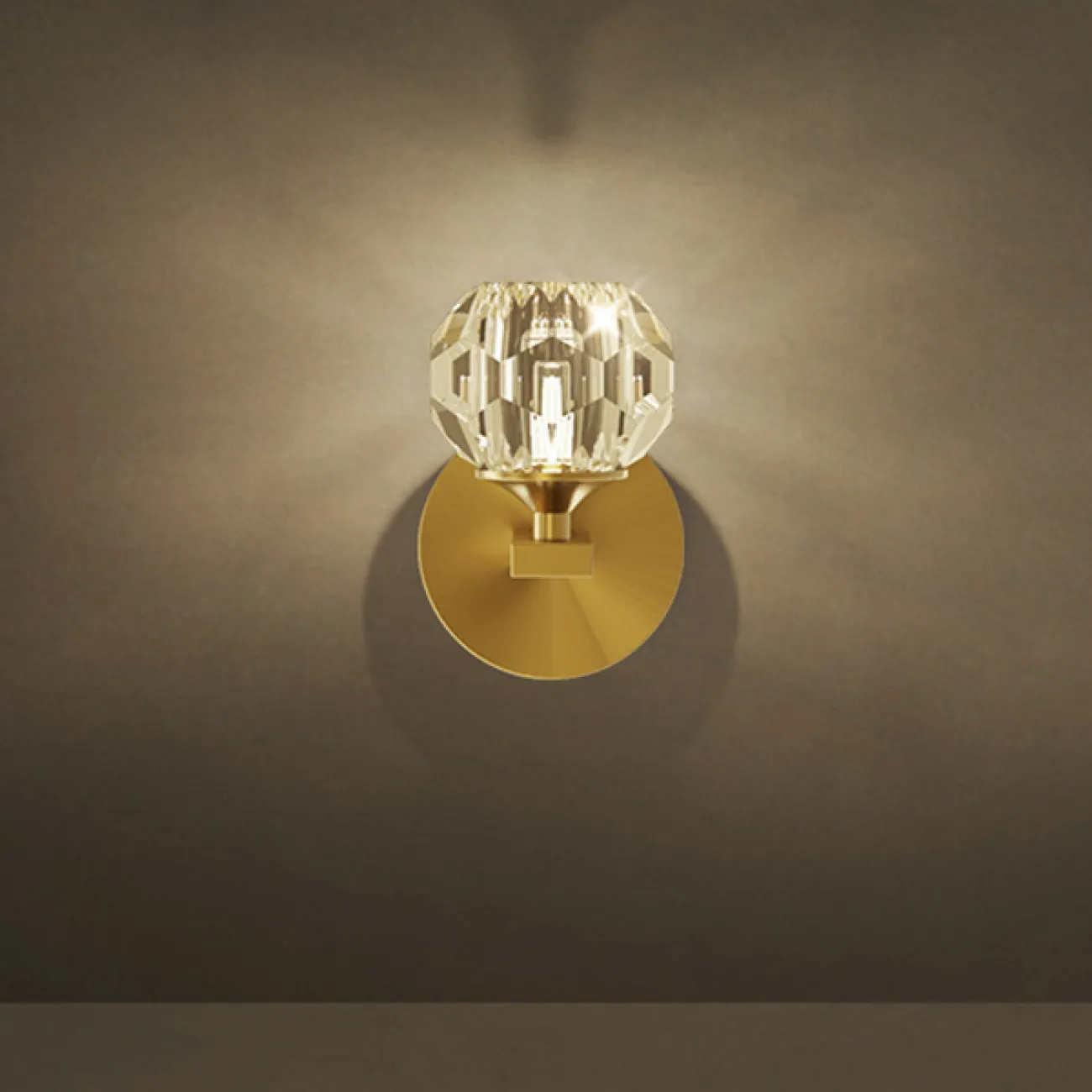 Серия настенных светильников с хрустальным плафоном в форме кристалла на латунном кронштейне RH D WALL Brass Серия настенных светильников с хрустальным плафоном в форме кристалла на латунном кронштейне RH D WALL Brass