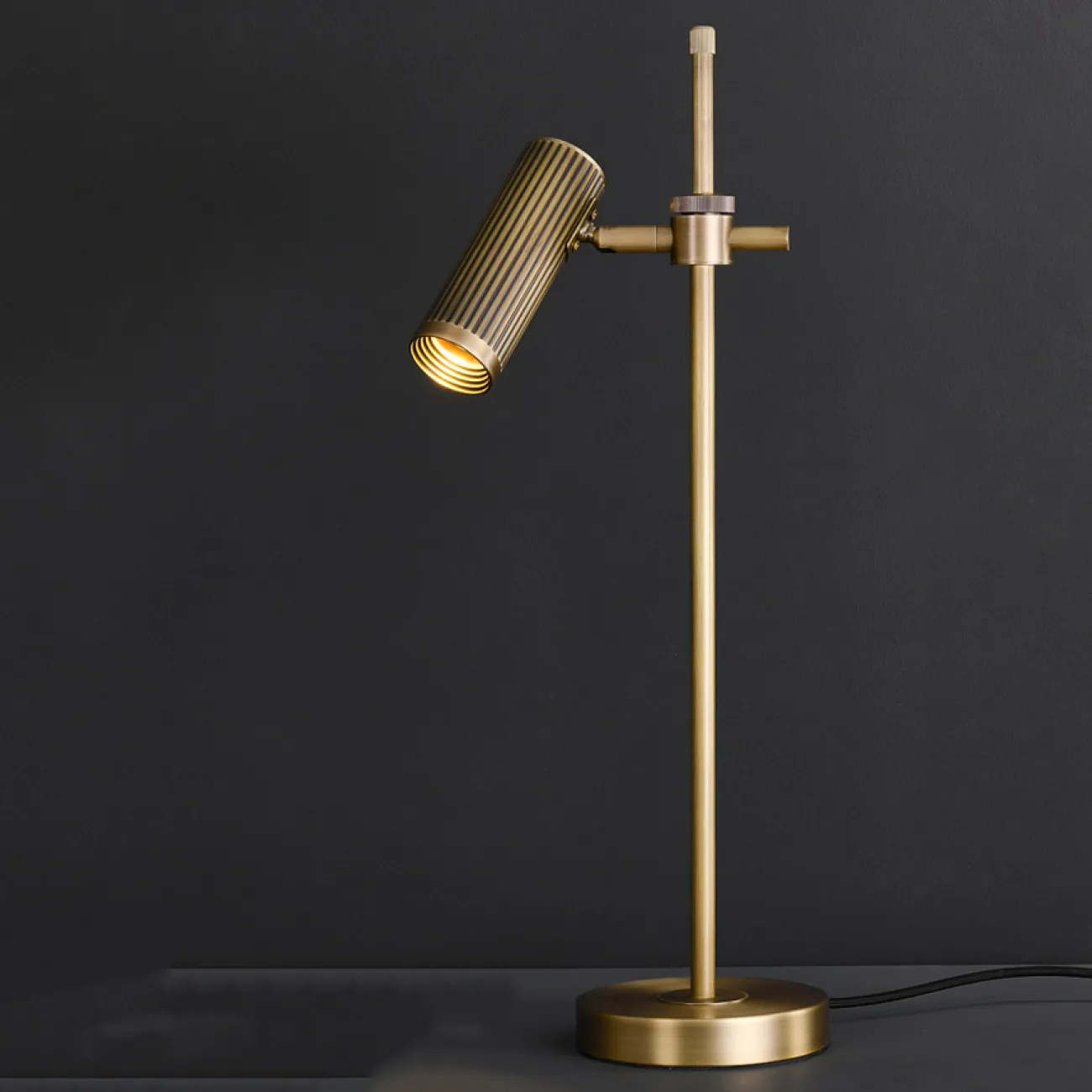 Настольная лампа TRIGGER TAB от ImperiumLoft