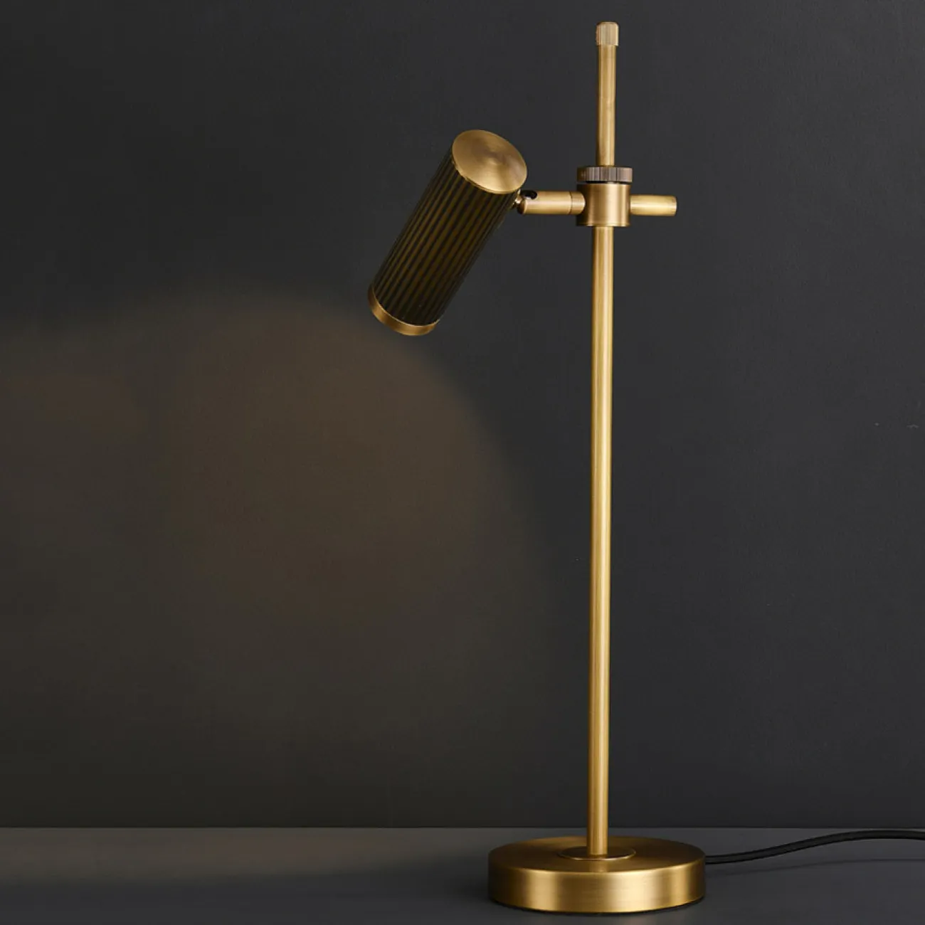 Настольная лампа TRIGGER TAB от ImperiumLoft