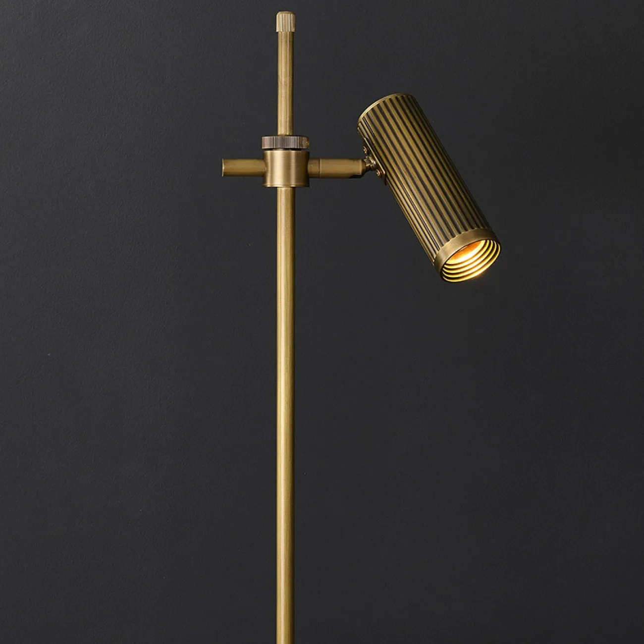 Настольная лампа TRIGGER TAB от ImperiumLoft