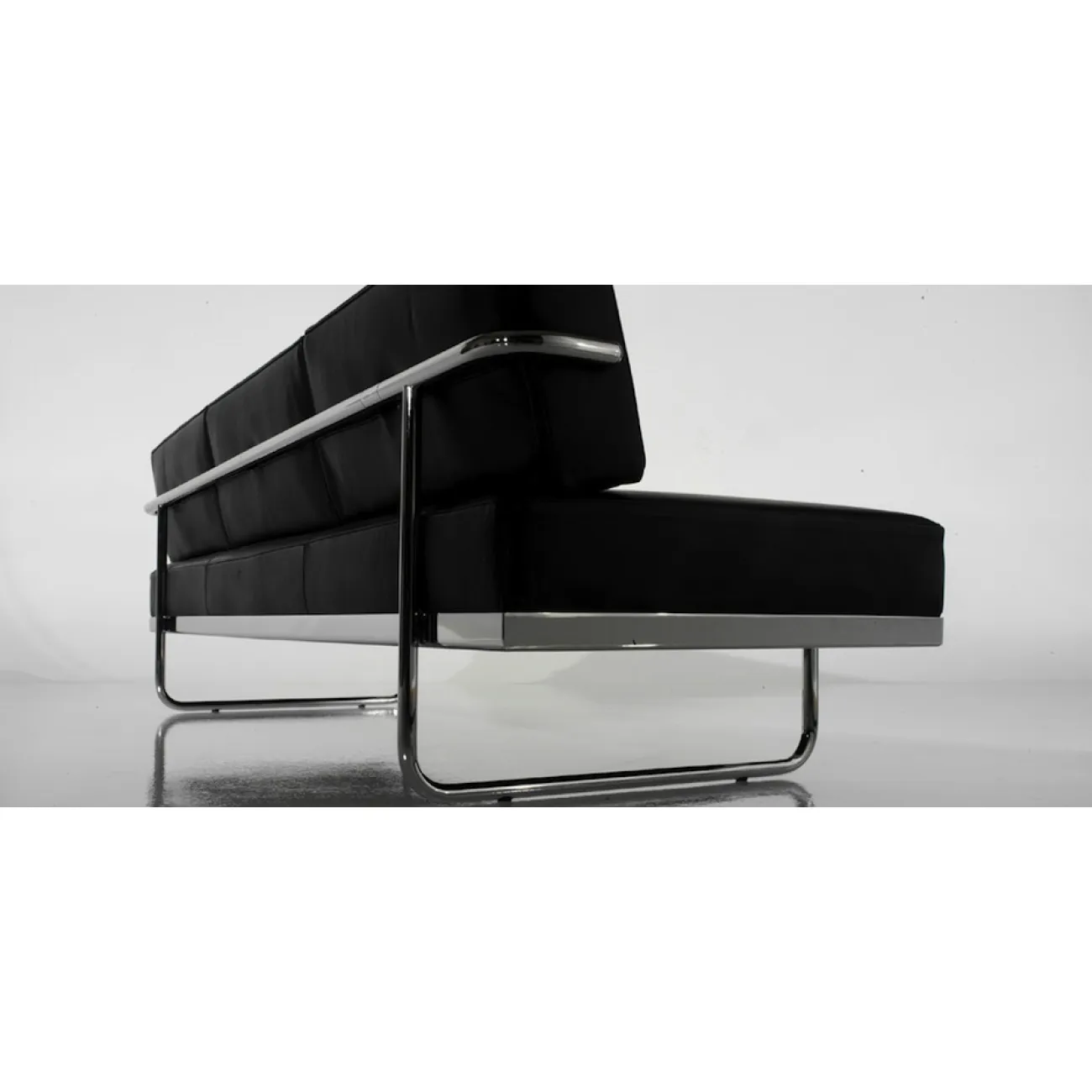 Диван Le Corbusier LC5 designed by Le Corbusier		 in 1934 от LaLume