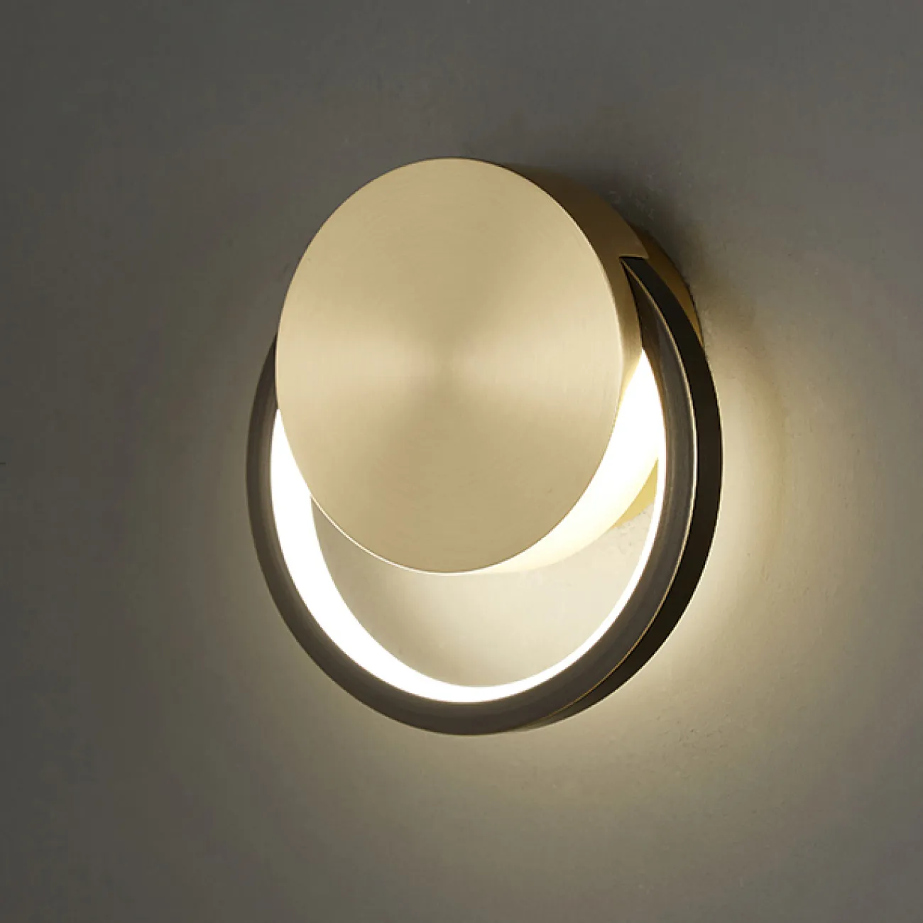 Серия настенных светодиодных светильников с кольцевым корпусом из натуральной и черненой латуни WOLKE SMALL D15 Black Серия настенных светодиодных светильников с кольцевым корпусом из натуральной и черненой латуни WOLKE SMALL D15 Black