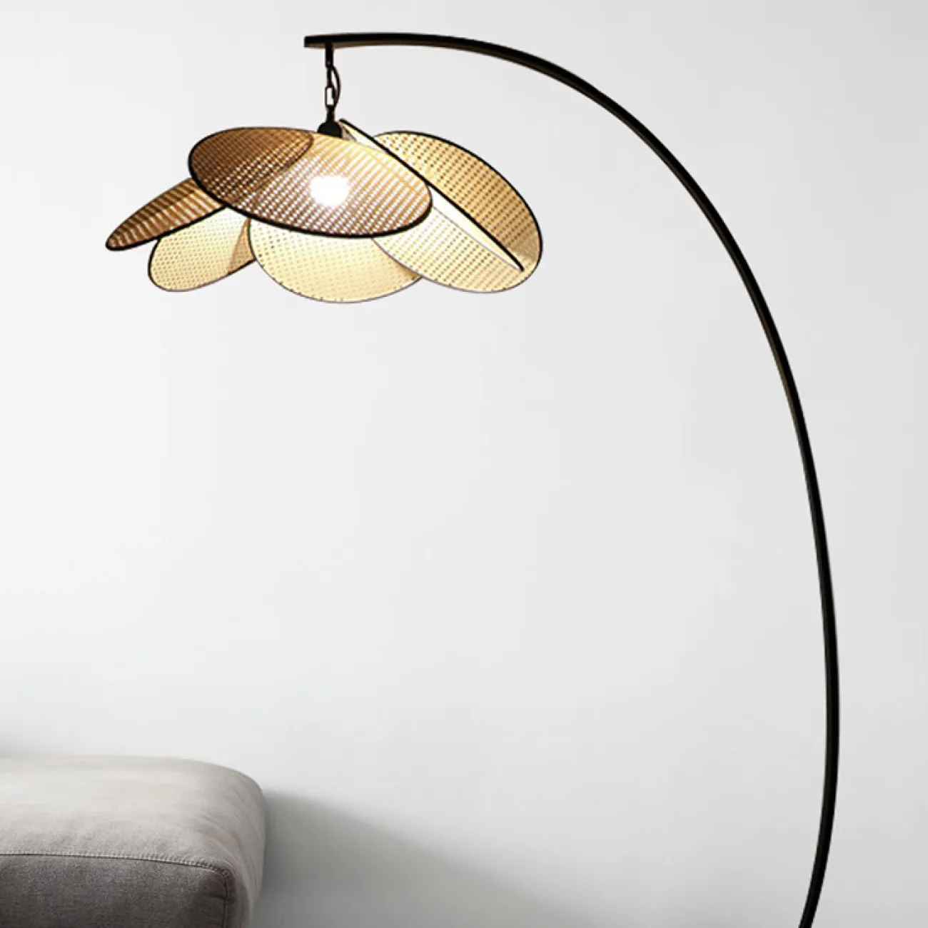 Напольный светильник с купольным абажуром из плетеных бамбуковых дисков на дугообразной стойке RAVDNA FL Напольный светильник с купольным абажуром из плетеных бамбуковых дисков на дугообразной стойке RAVDNA FL