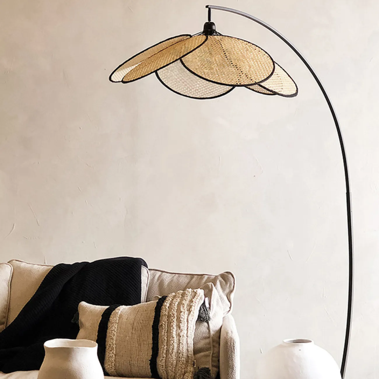 Напольный светильник с купольным абажуром из плетеных бамбуковых дисков на дугообразной стойке RAVDNA FL Напольный светильник с купольным абажуром из плетеных бамбуковых дисков на дугообразной стойке RAVDNA FL