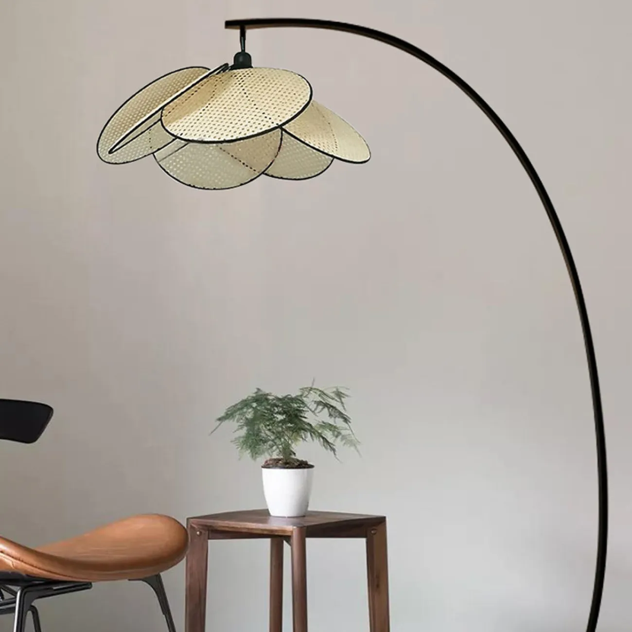 Напольный светильник с купольным абажуром из плетеных бамбуковых дисков на дугообразной стойке RAVDNA FL Напольный светильник с купольным абажуром из плетеных бамбуковых дисков на дугообразной стойке RAVDNA FL