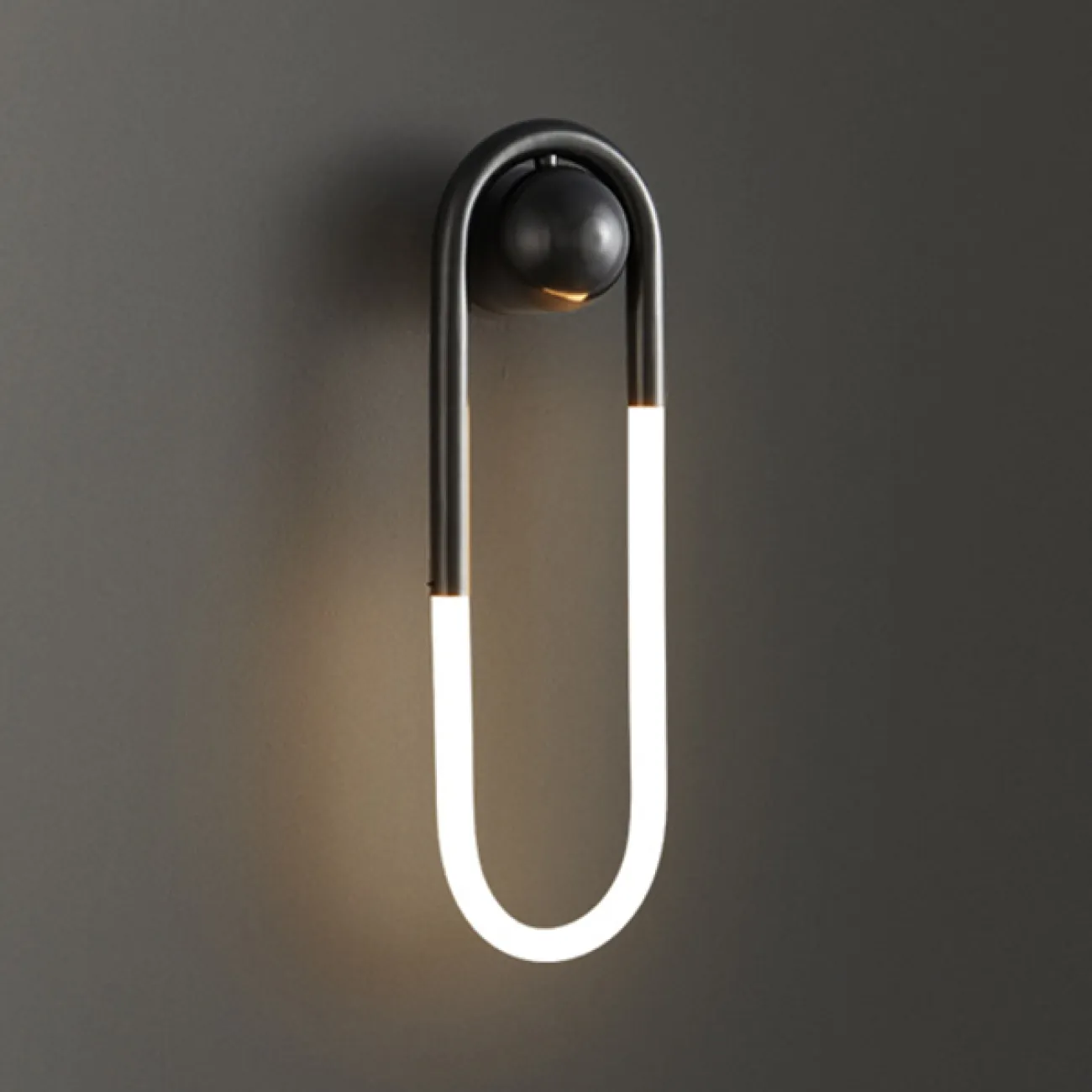 Серия настенных светодиодных светильников с закольцованным трубчатым корпусом на круглом креплении GABI WALL H45 Black