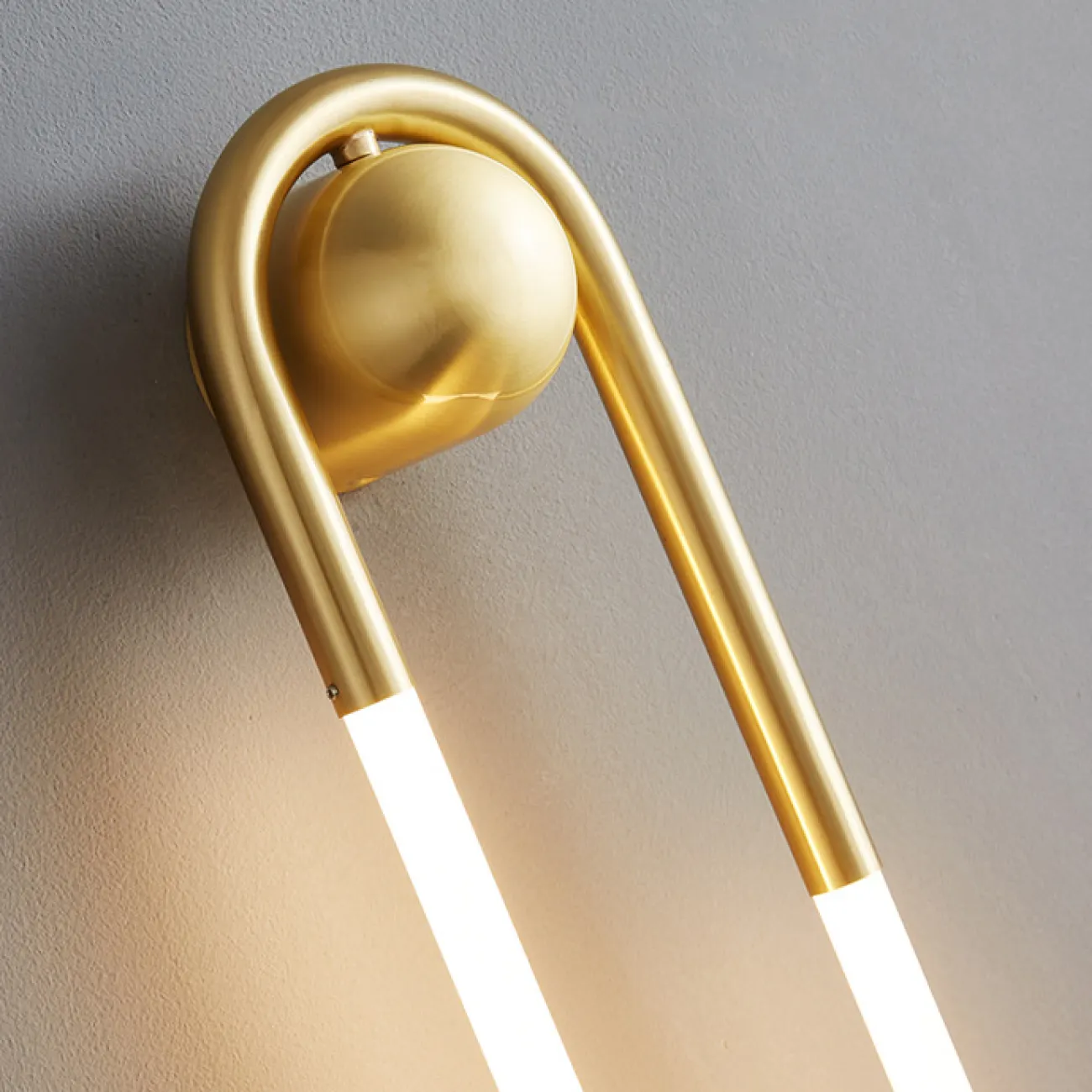 Серия настенных светодиодных светильников с закольцованным трубчатым корпусом на круглом креплении GABI WALL H45 Black