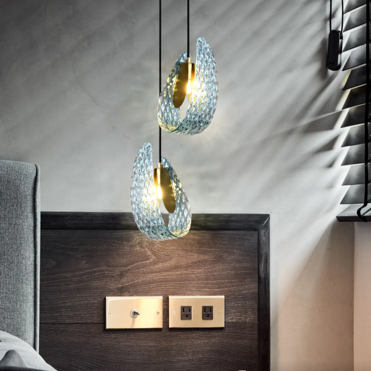 Готовая комбинация подвесных светильников с двумя рассеивателями в виде лепестков из голубого стекла с панцирной поверхностью LUCIA DUO