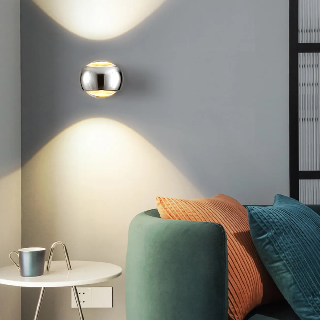 Серия настенных светодиодных светильников с двумя оптическими линзами на глянцевом поворотном плафоне шарообразной формы JOSS WALL Black