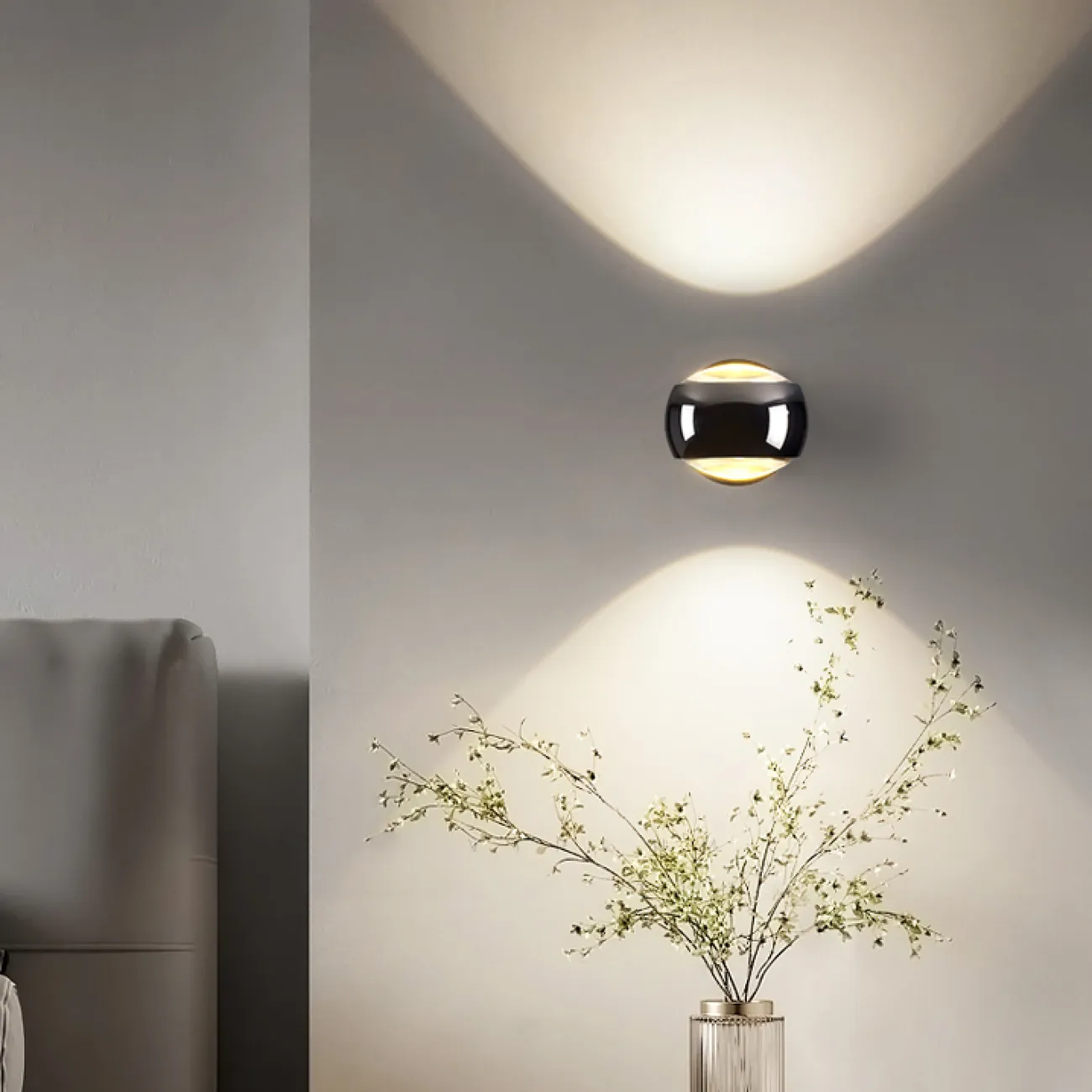 Серия настенных светодиодных светильников с двумя оптическими линзами на глянцевом поворотном плафоне шарообразной формы JOSS WALL Black