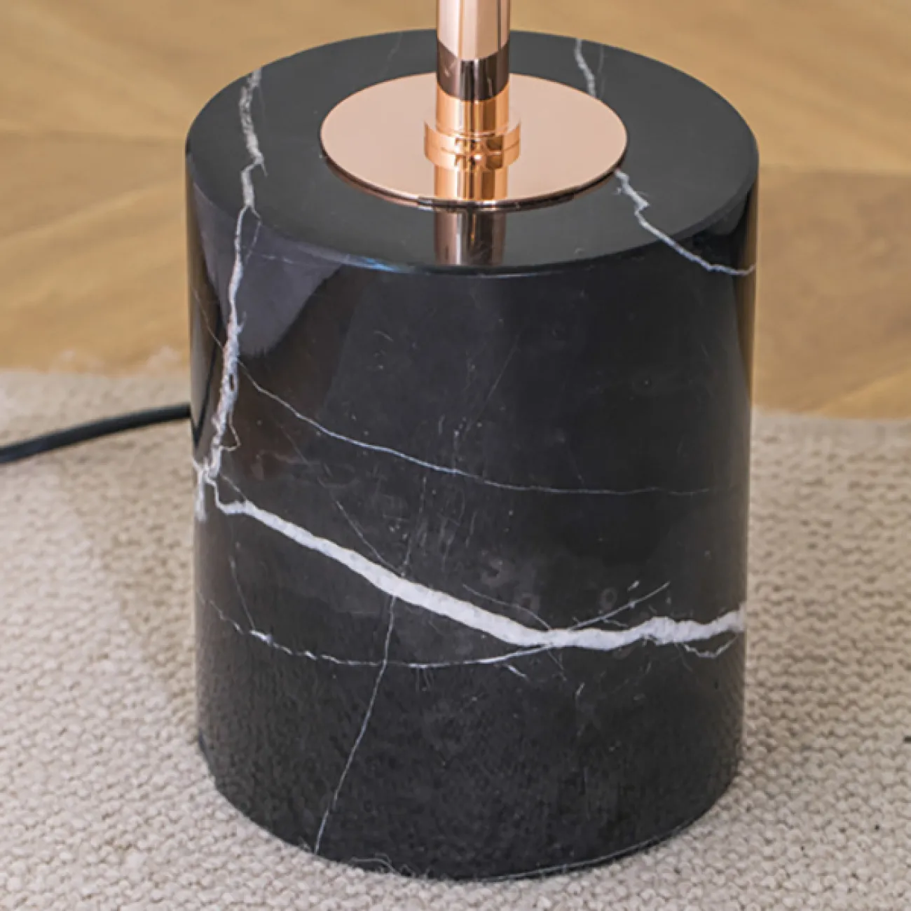 Светодиодный торшер с изогнутым рельефным рассеивателем листовидной формы на мраморном основании CASPIAN FL