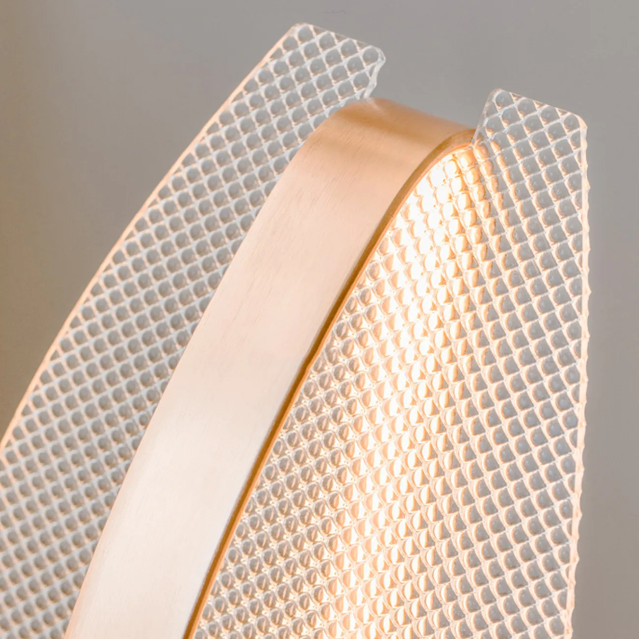 Светодиодный торшер с изогнутым рельефным рассеивателем листовидной формы на мраморном основании CASPIAN FL