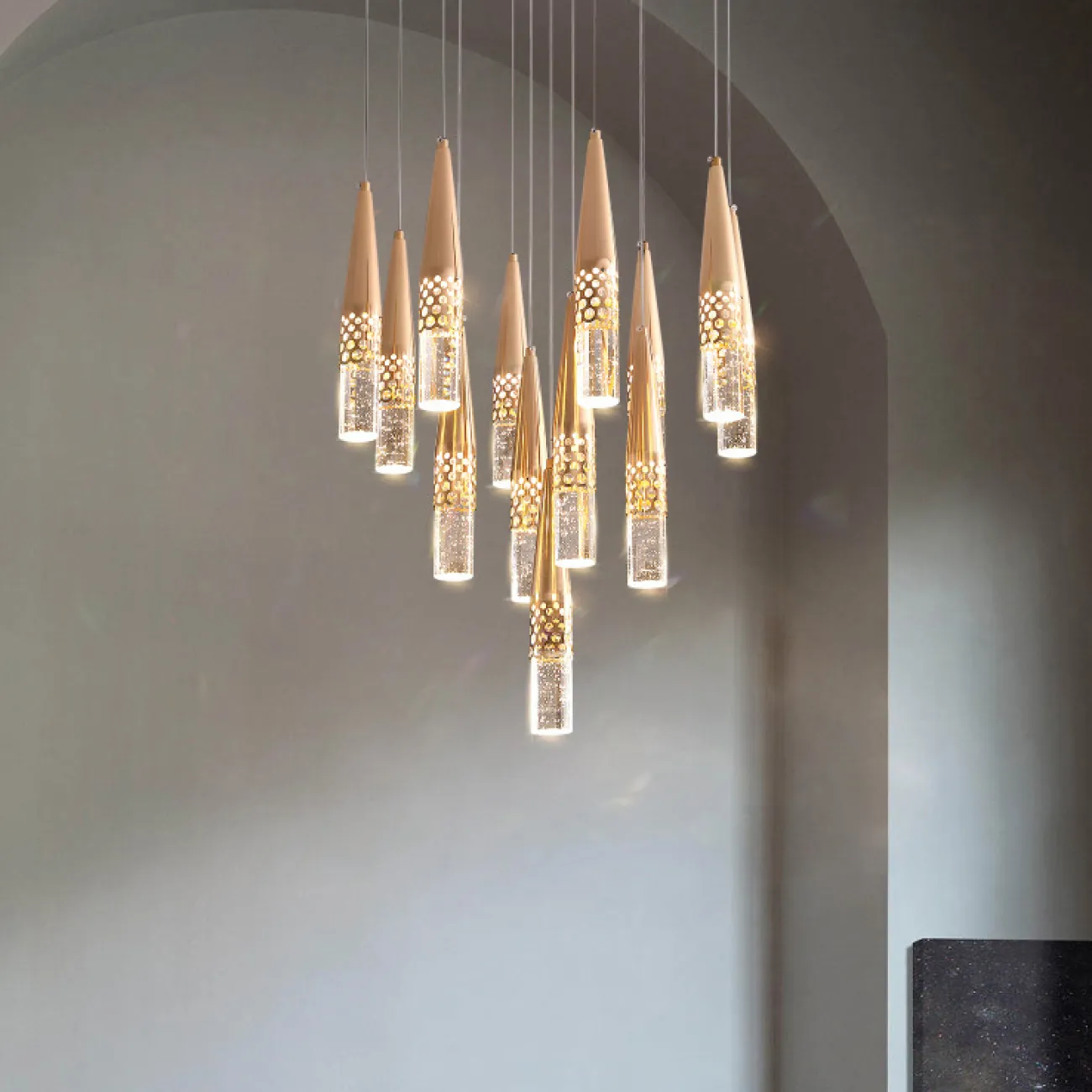 Готовая комбинация подвесных светодиодных светильников с хрустальными рассеивателями в коническом корпусе с перфорацией ICARUS MORE