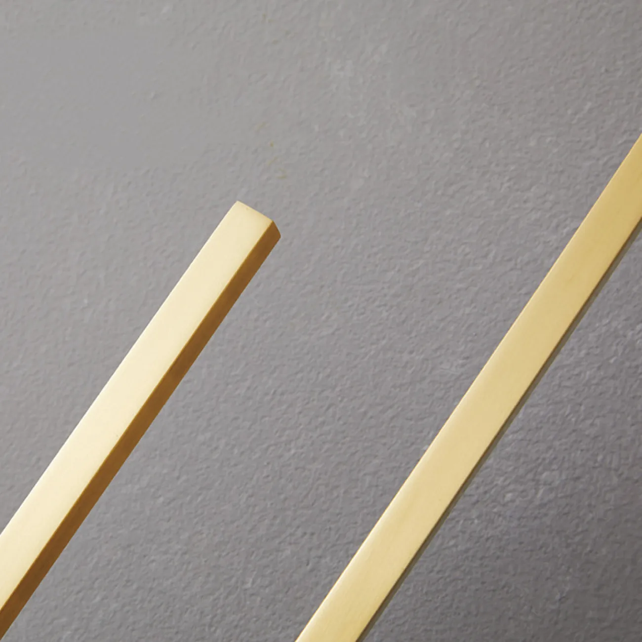 Серия настенных светодиодных светильников с дугообразным корпусом, подвешенным на круглом креплении WIKI B WALL H40