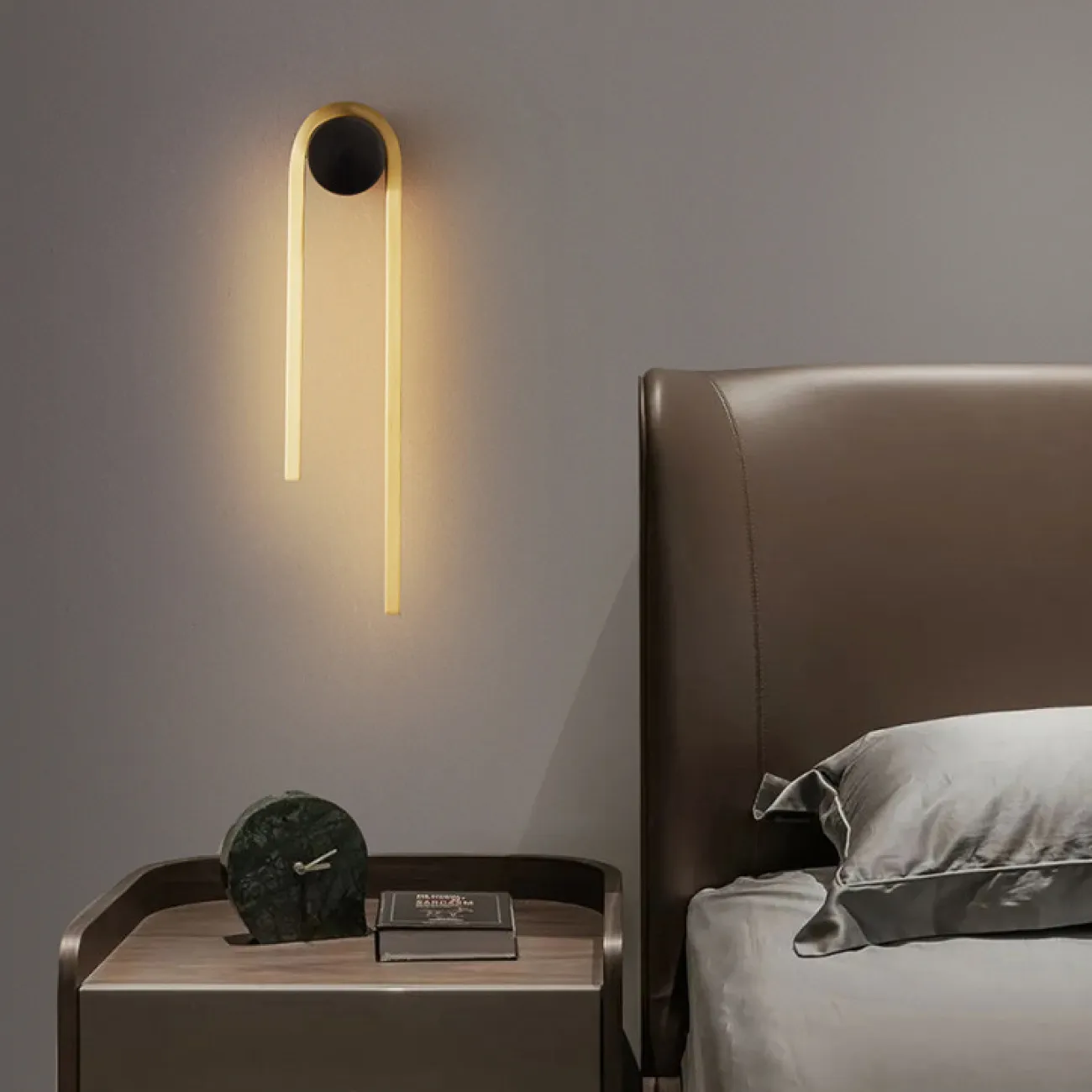 Серия настенных светодиодных светильников с дугообразным корпусом, подвешенным на круглом креплении WIKI B WALL H40