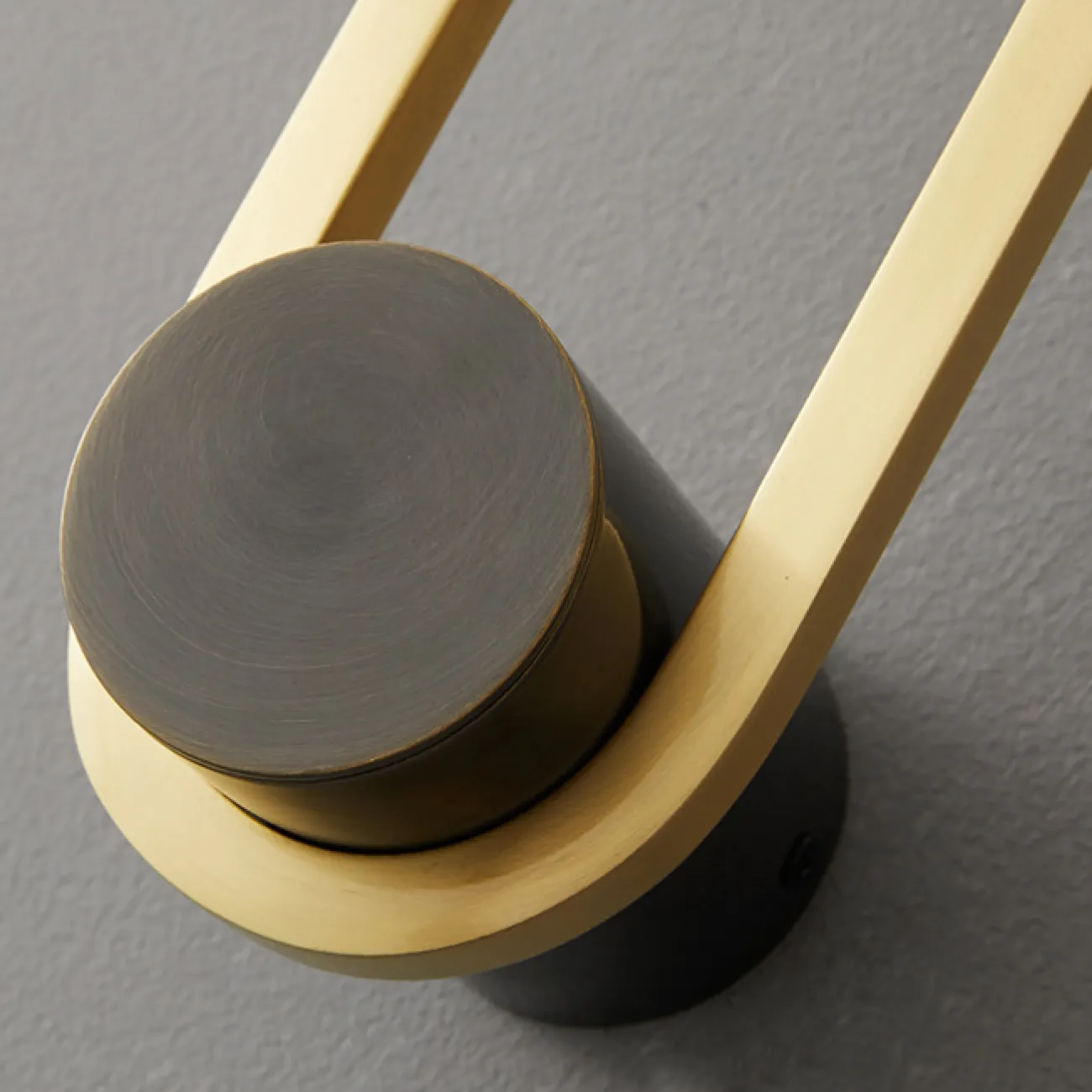 Серия настенных светодиодных светильников с дугообразным корпусом, подвешенным на круглом креплении WIKI B WALL H40