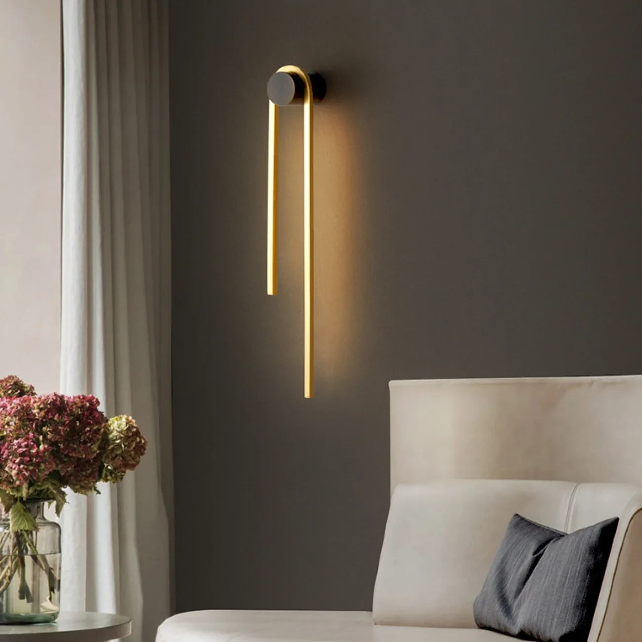 Серия настенных светодиодных светильников с дугообразным корпусом, подвешенным на круглом креплении WIKI B WALL H40