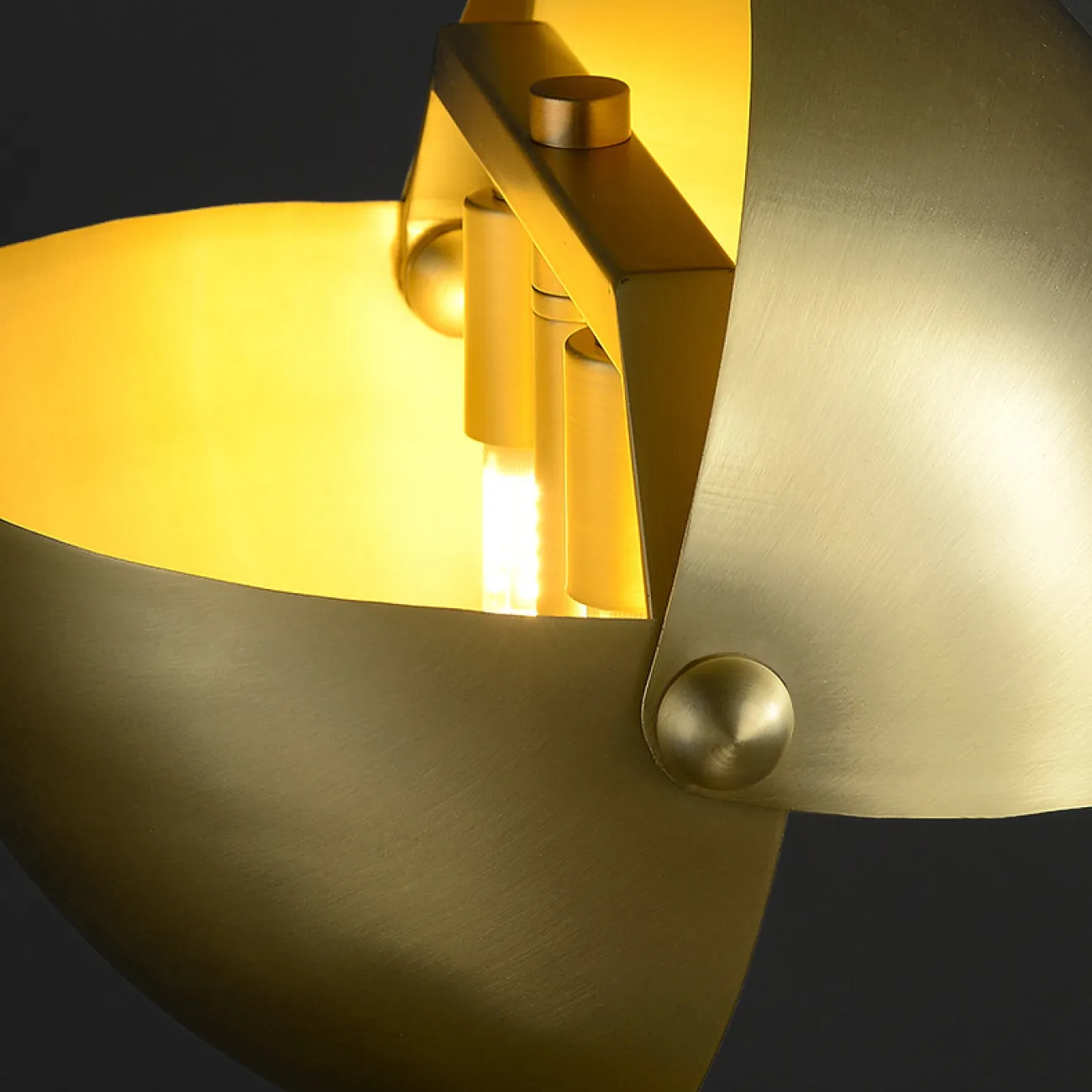 Напольный светильник с металлическим рассеивателем из двух скреплённых шаровидных сегментов ZETA FL