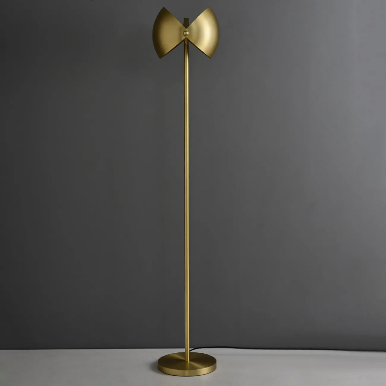 Напольный светильник с металлическим рассеивателем из двух скреплённых шаровидных сегментов ZETA FL