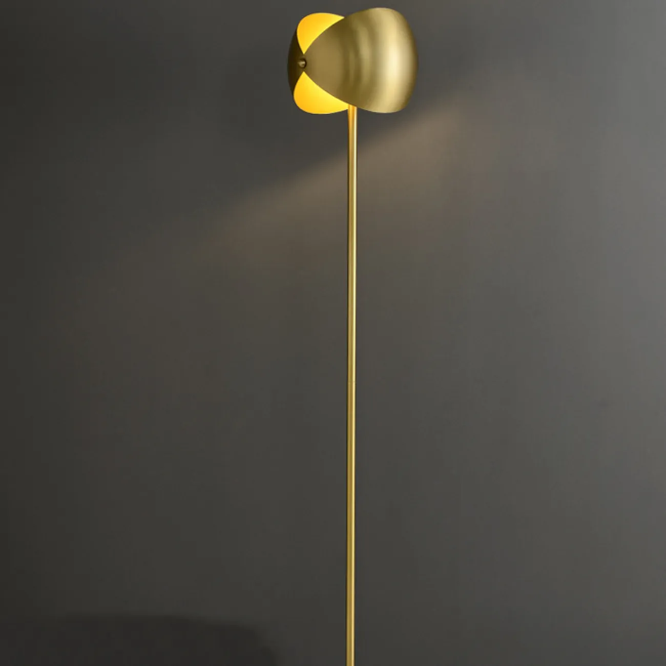 Напольный светильник с металлическим рассеивателем из двух скреплённых шаровидных сегментов ZETA FL