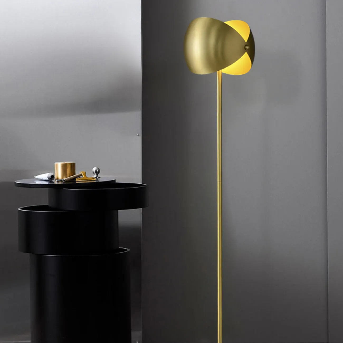 Напольный светильник с металлическим рассеивателем из двух скреплённых шаровидных сегментов ZETA FL