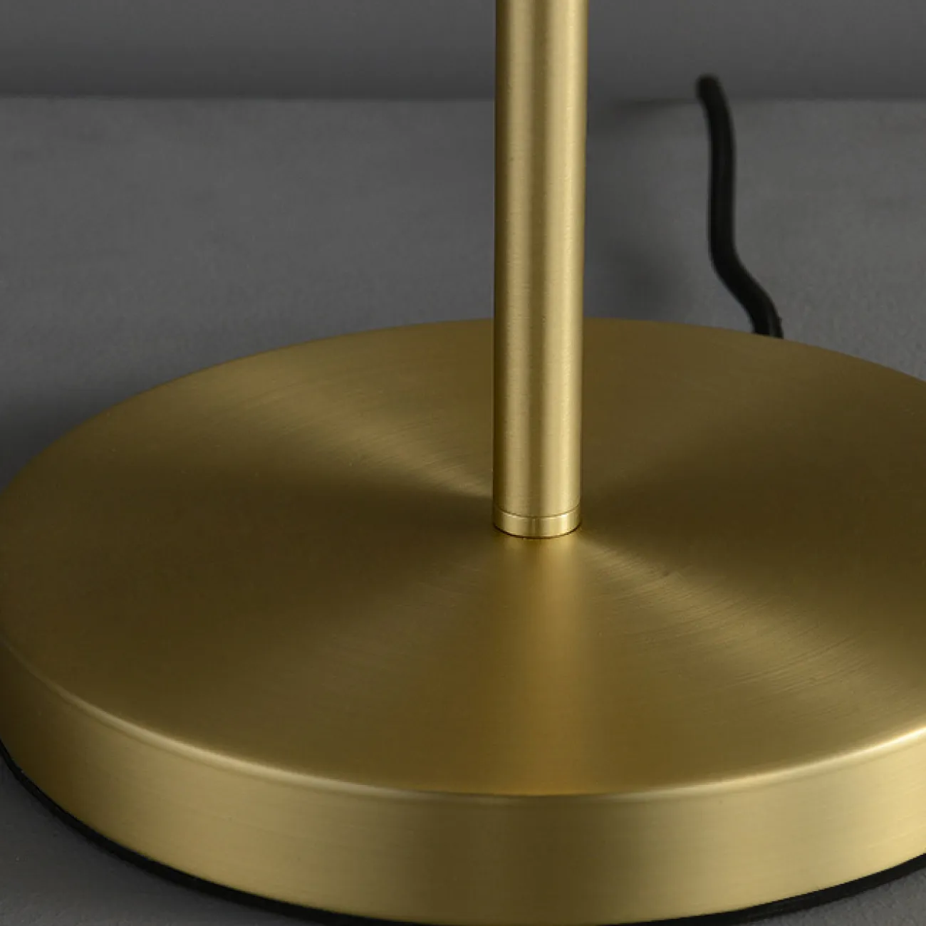 Напольный светильник с металлическим рассеивателем из двух скреплённых шаровидных сегментов ZETA FL