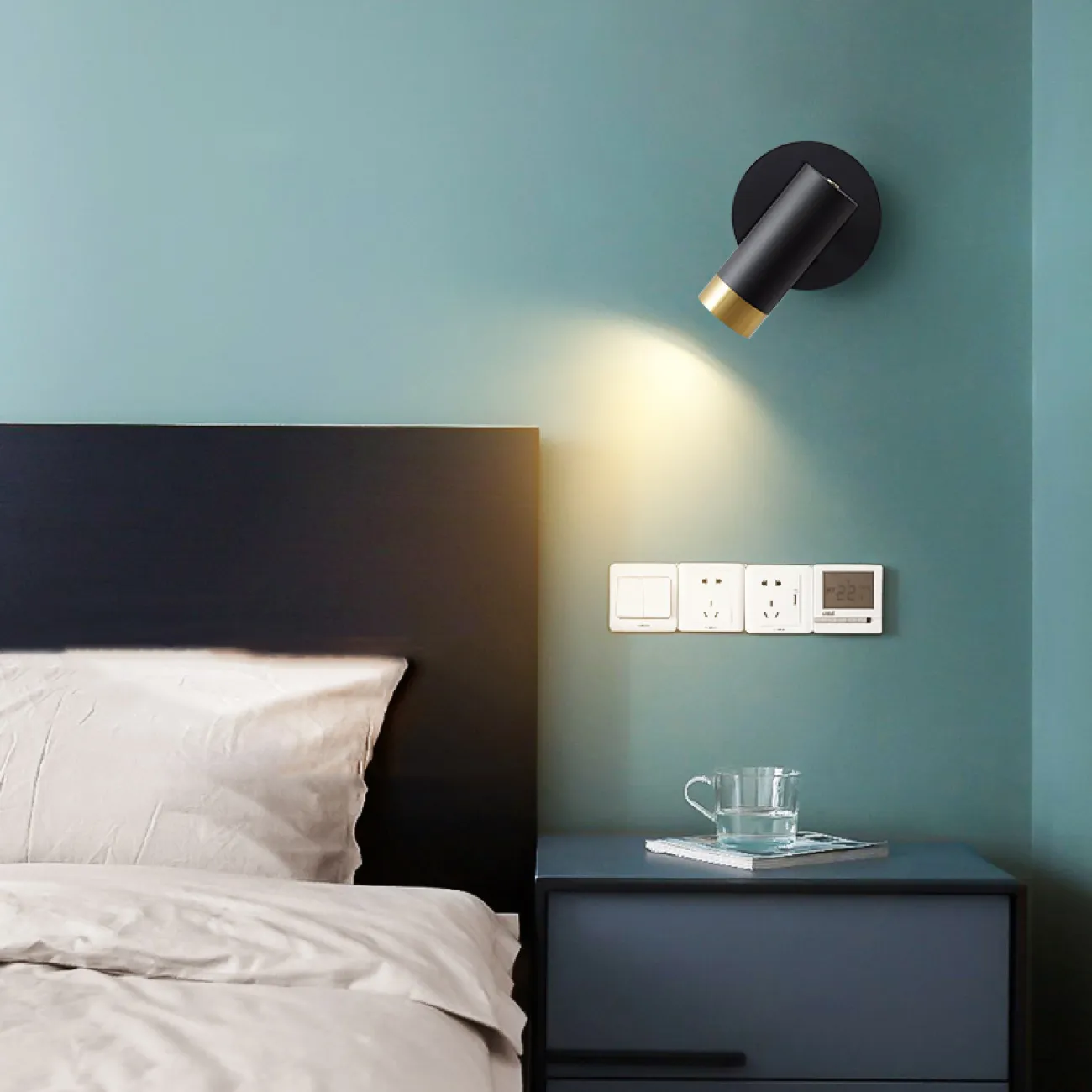 Серия настенных светильников с цилиндрическими плафонами с отделкой оттенка латунь на кронштейне с круглым креплением GET Black