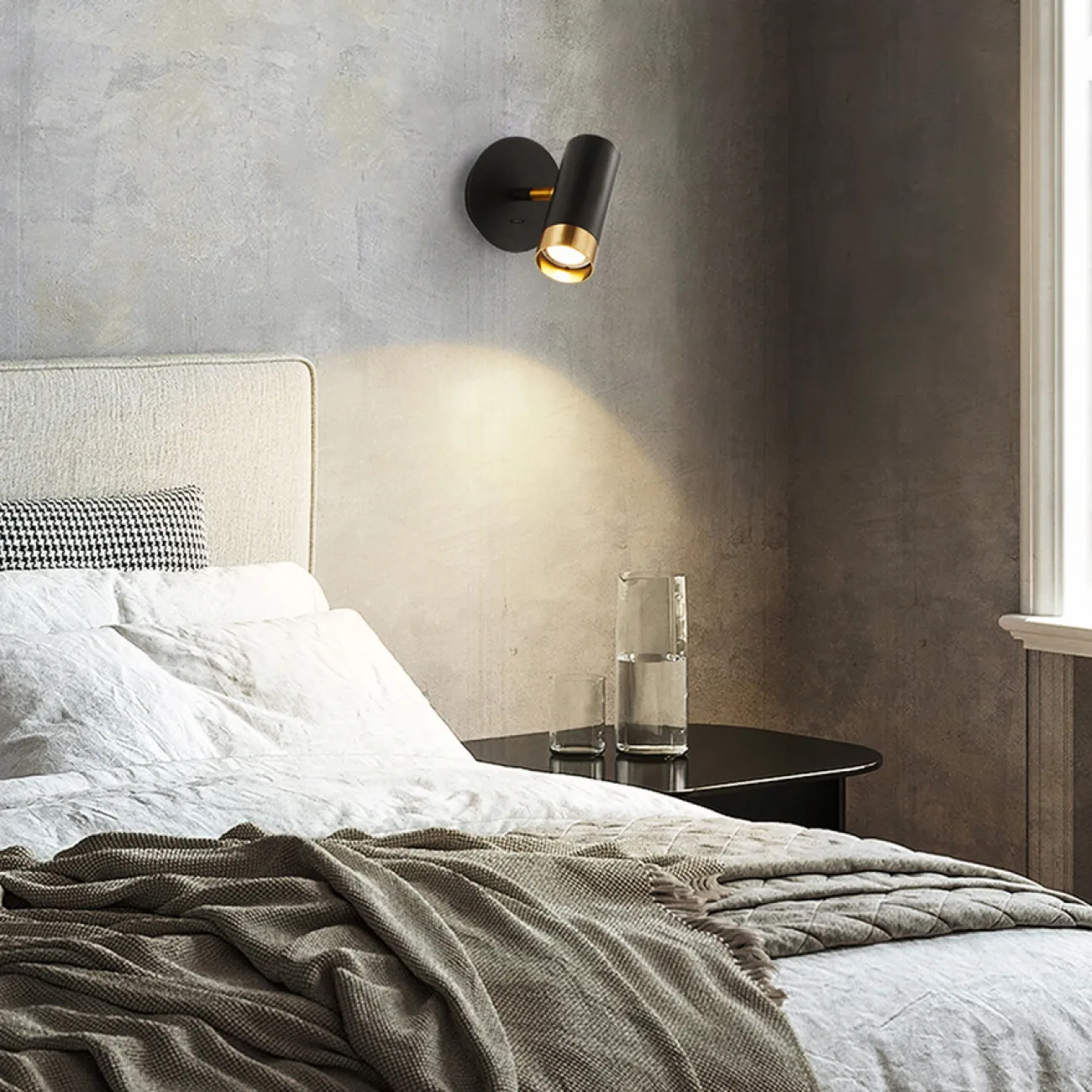 Серия настенных светильников с цилиндрическими плафонами с отделкой оттенка латунь на кронштейне с круглым креплением GET Black