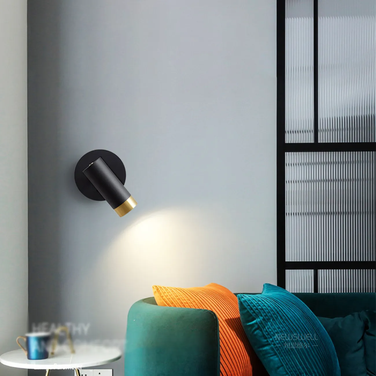 Серия настенных светильников с цилиндрическими плафонами с отделкой оттенка латунь на кронштейне с круглым креплением GET Black