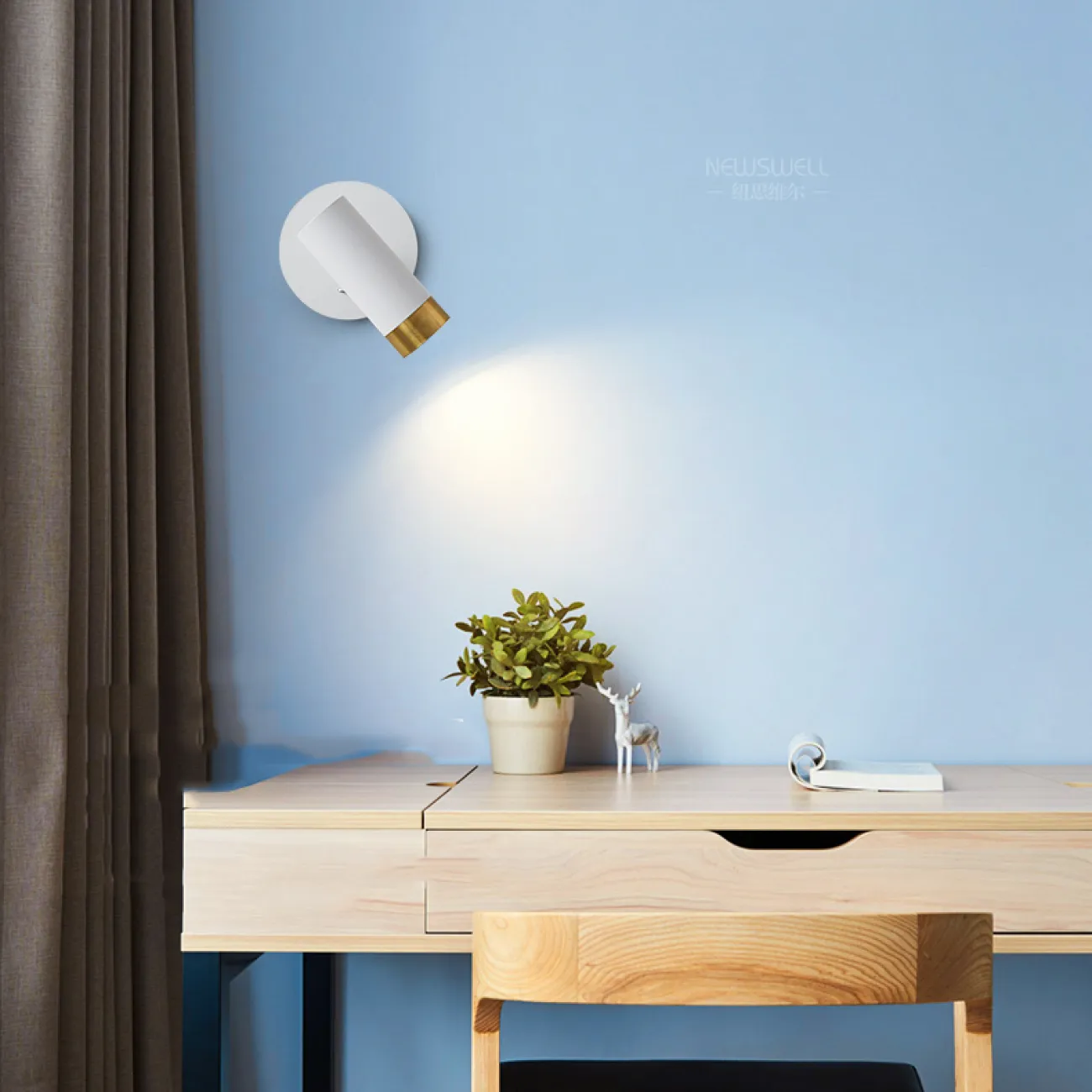 Серия настенных светильников с цилиндрическими плафонами с отделкой оттенка латунь на кронштейне с круглым креплением GET Black