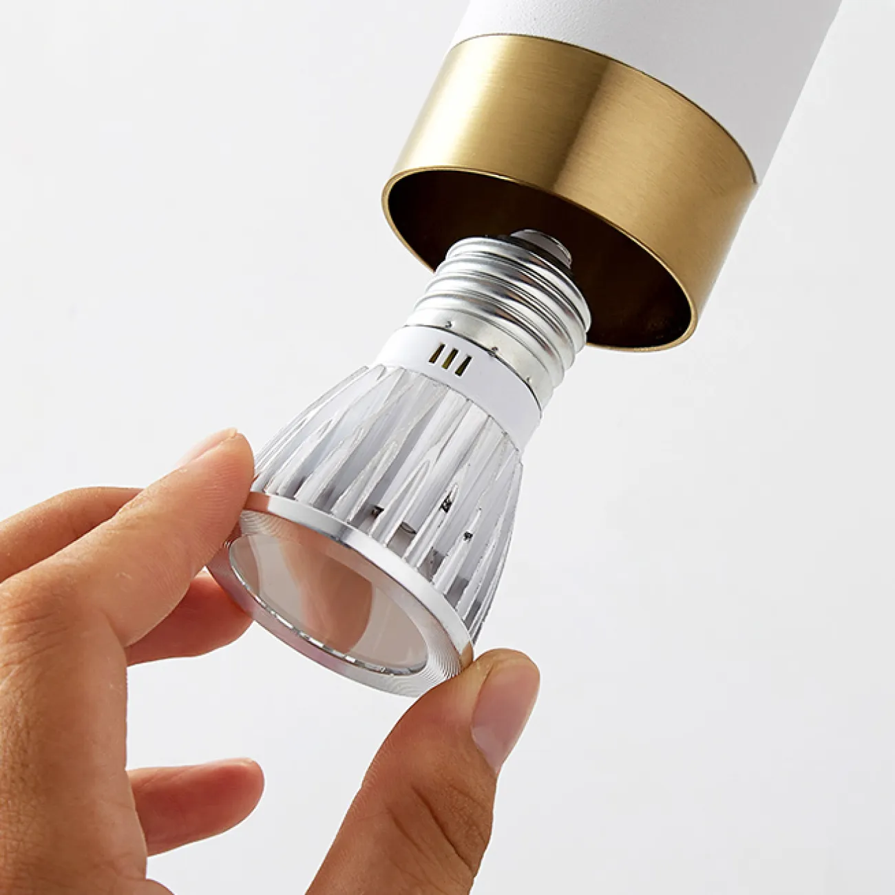 Серия настенных светильников с цилиндрическими плафонами с отделкой оттенка латунь на кронштейне с круглым креплением GET Black