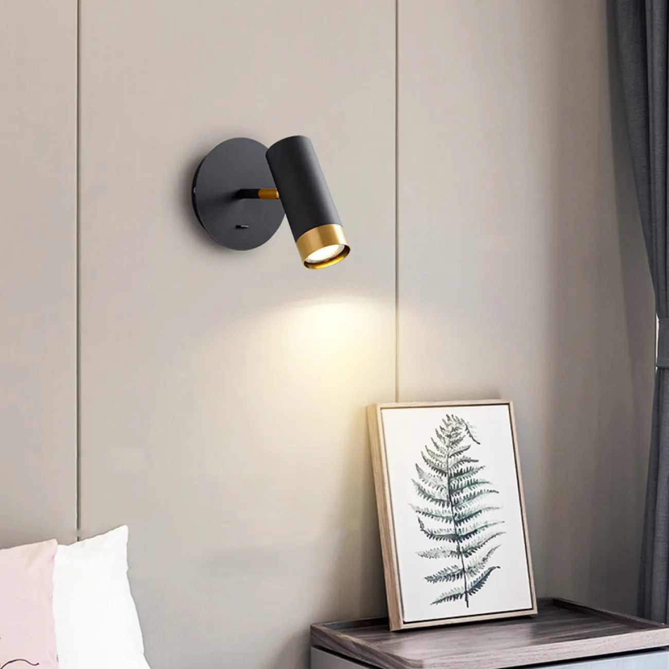 Серия настенных светильников с цилиндрическими плафонами с отделкой оттенка латунь на кронштейне с круглым креплением GET Black