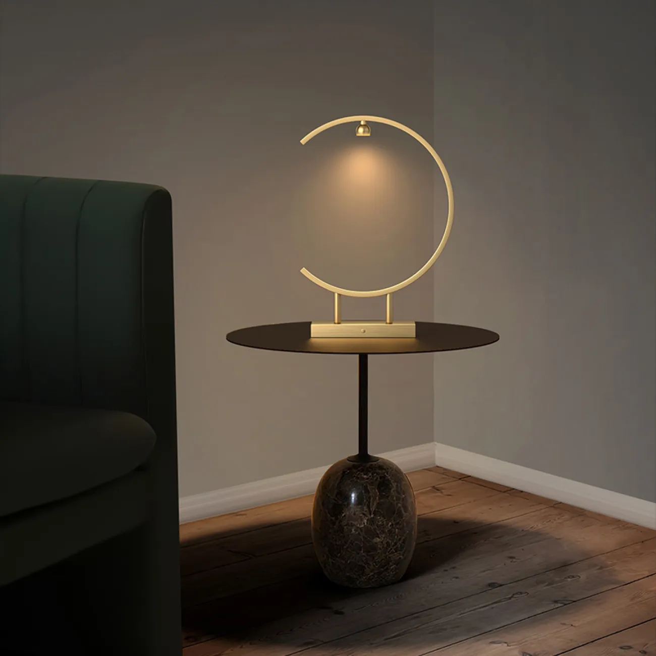 Серия настольных ламп с точечным источником на латунным корпусе в виде замкнутого и разомкнутого колец GERTON A D35 Серия настольных ламп с точечным источником на латунным корпусе в виде замкнутого и разомкнутого колец GERTON A D35