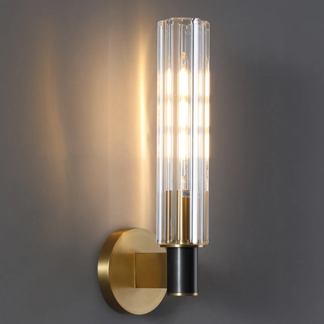 Серия бра со стеклянными рельефными плафонами вытянутой цилиндрической формы SIDONIA WALL L1 Серия бра со стеклянными рельефными плафонами вытянутой цилиндрической формы SIDONIA WALL L1